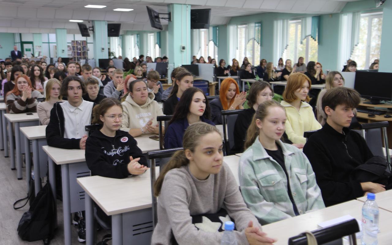 ФОТО к новости: «Везение без подготовки не приходит»: Герой России дал напутствие студентам НГПУ