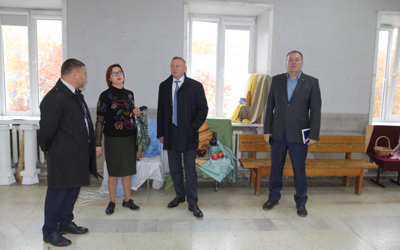 ФОТО к новости: Территория творческих возможностей: и.о. ректора Сергей Нелюбов познакомился с работой ИКиМП НГПУ