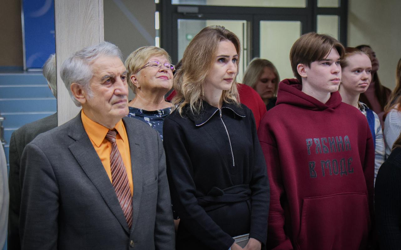 ФОТО к новости: В НГПУ состоялась торжественная церемония поднятия Государственного флага Российской Федерации