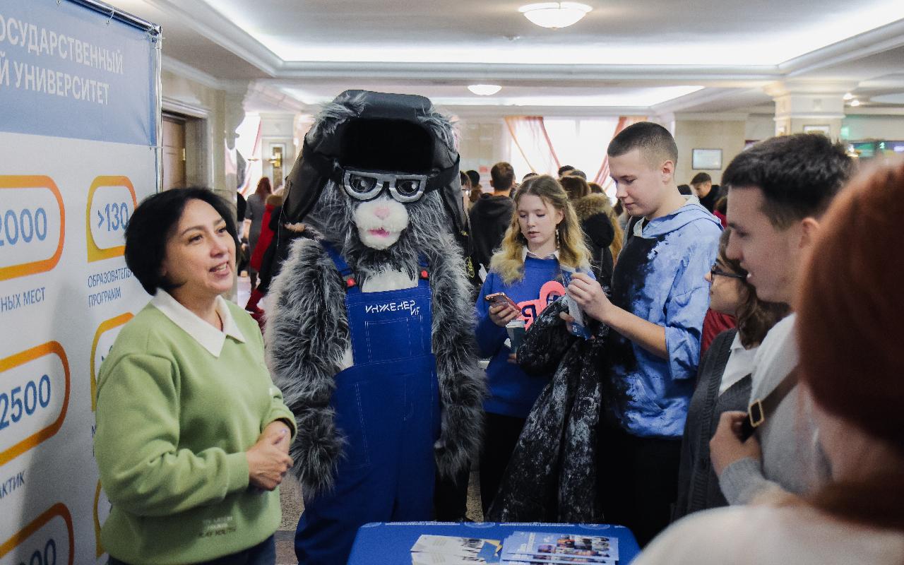 ФОТО к новости: День открытых дверей вузов Новосибирской области: НГПУ — в центре внимания абитуриентов