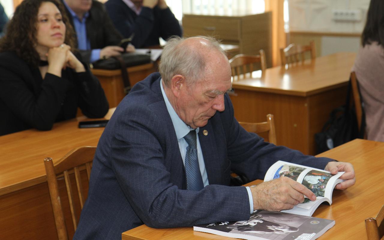 ФОТО к новости: «Вторая мама» нескольких поколений археологов: 100-летие профессора Татьяны Николаевны Троицкой в НГПУ отметили научной конференцией