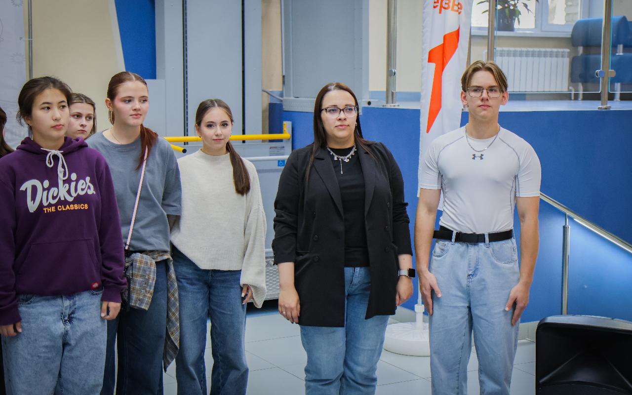 ФОТО к новости: В НГПУ состоялось торжественное поднятие флага Российской Федерации