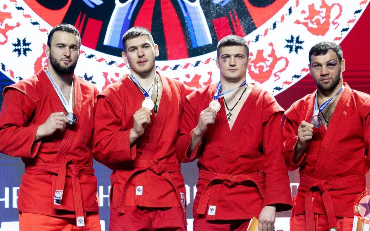 ФОТО к новости: Студент НГПУ Артём Тадин завоевал золото на чемпионате России по боевому самбо