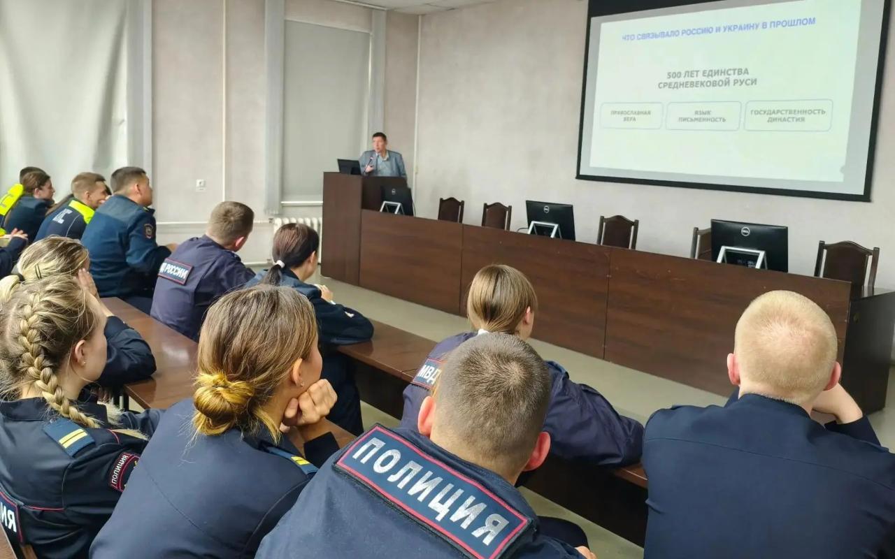 ФОТО к новости: Профессор НГПУ рассказал сотрудникам МВД, как противодействовать деструктивной геополитической информации