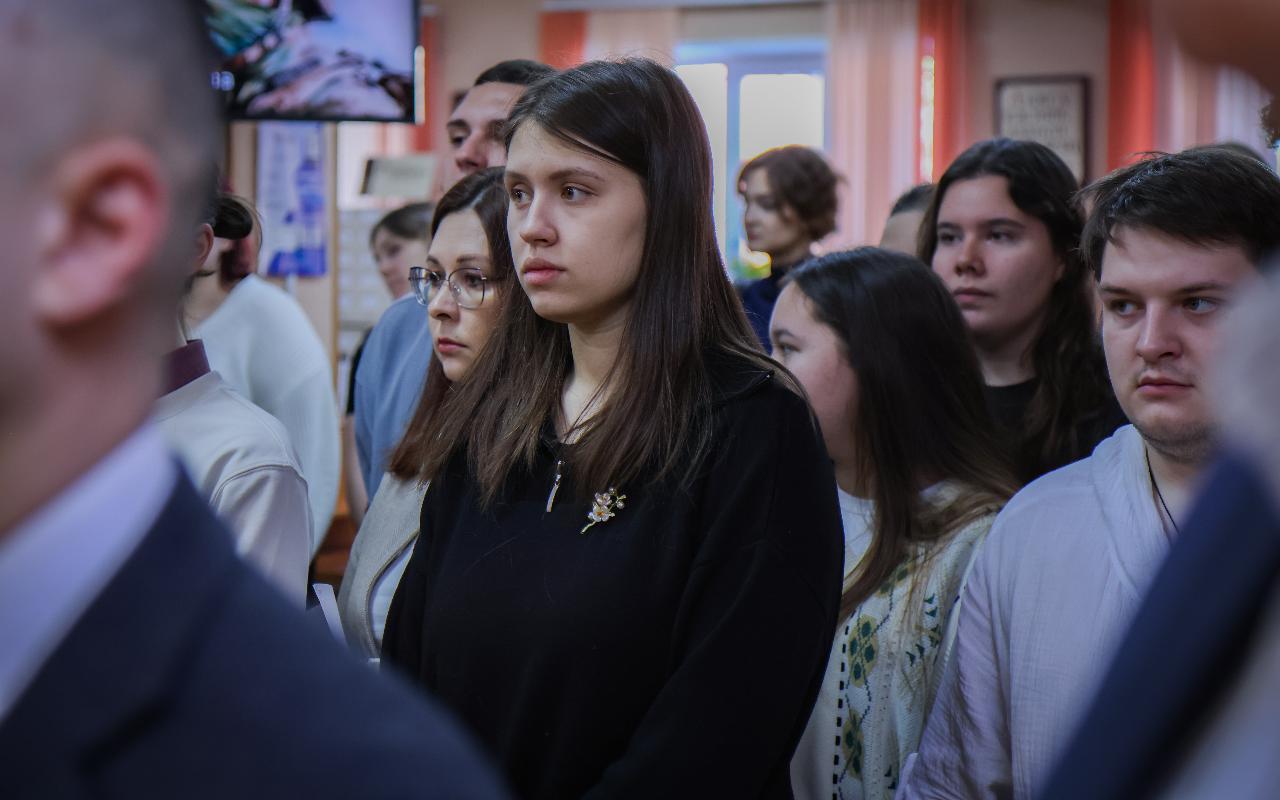 ФОТО к новости: В НГПУ почтили память героев: возложение цветов и урок мужества в День Героев Отечества