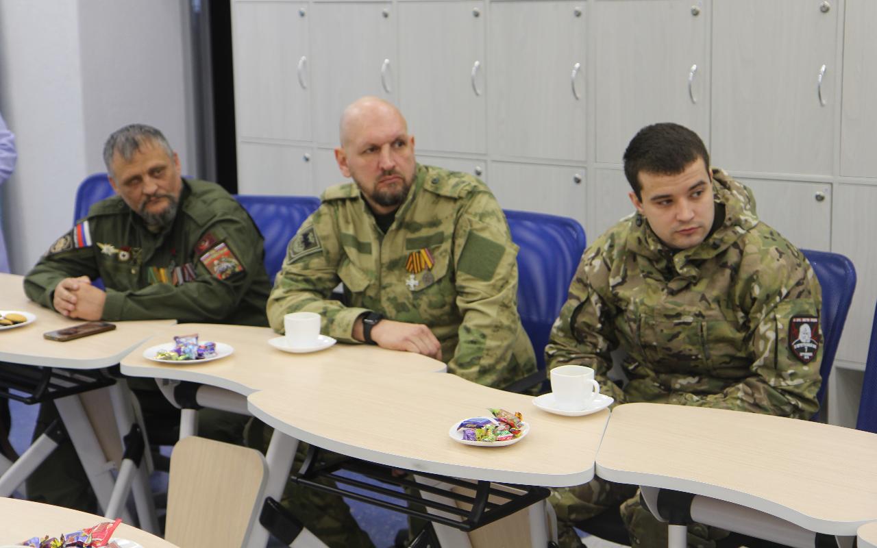 ФОТО к новости: С передовой – в студенты, а затем в педагоги: ректор НГПУ провел встречу с ветеранами СВО