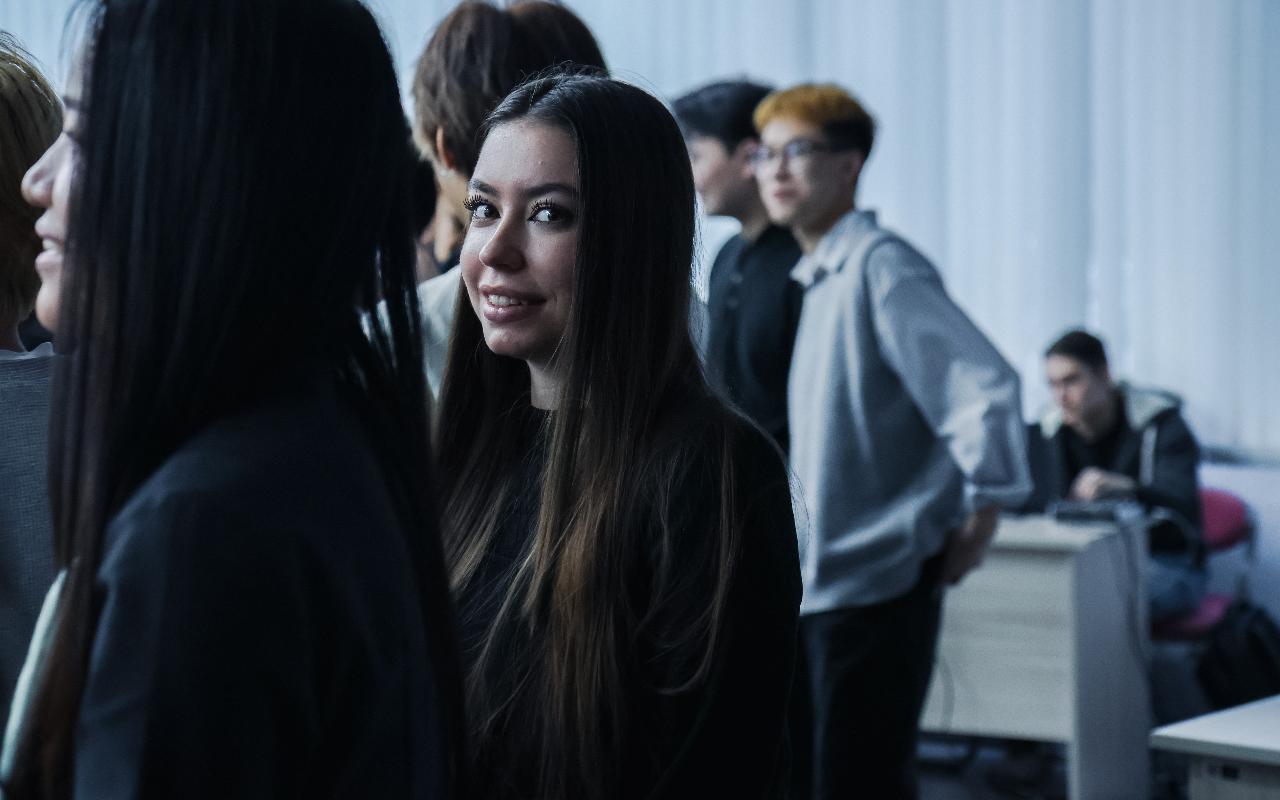 ФОТО к новости: Новый год без границ: как иностранные студенты ИФиМ НГПУ знакомились с русскими традициями