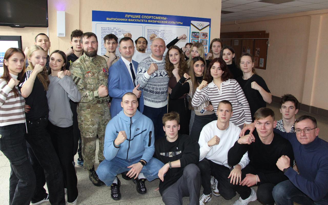 ФОТО к новости: Герои среди нас: как прошел кураторский час на факультете физической культуры НГПУ