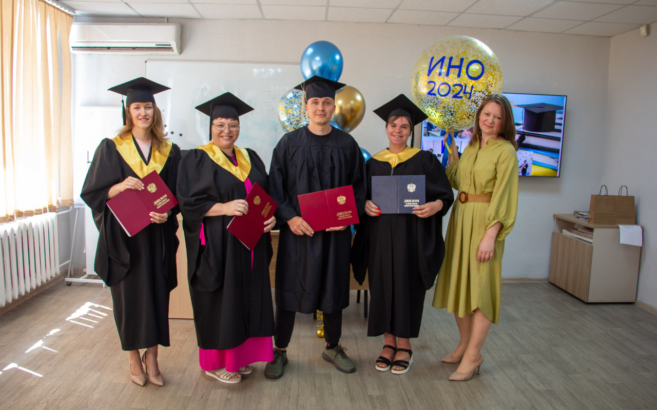 ФОТО к новости: От научных достижений до высших наград: в ИНО НГПУ состоялось вручение дипломов выпускникам