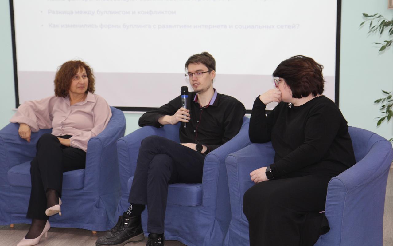 ФОТО к новости: Знать всё про буллинг и уметь ему противостоять: студенты из ЛНР приняли участие в работе дискуссионной площадки в НГПУ