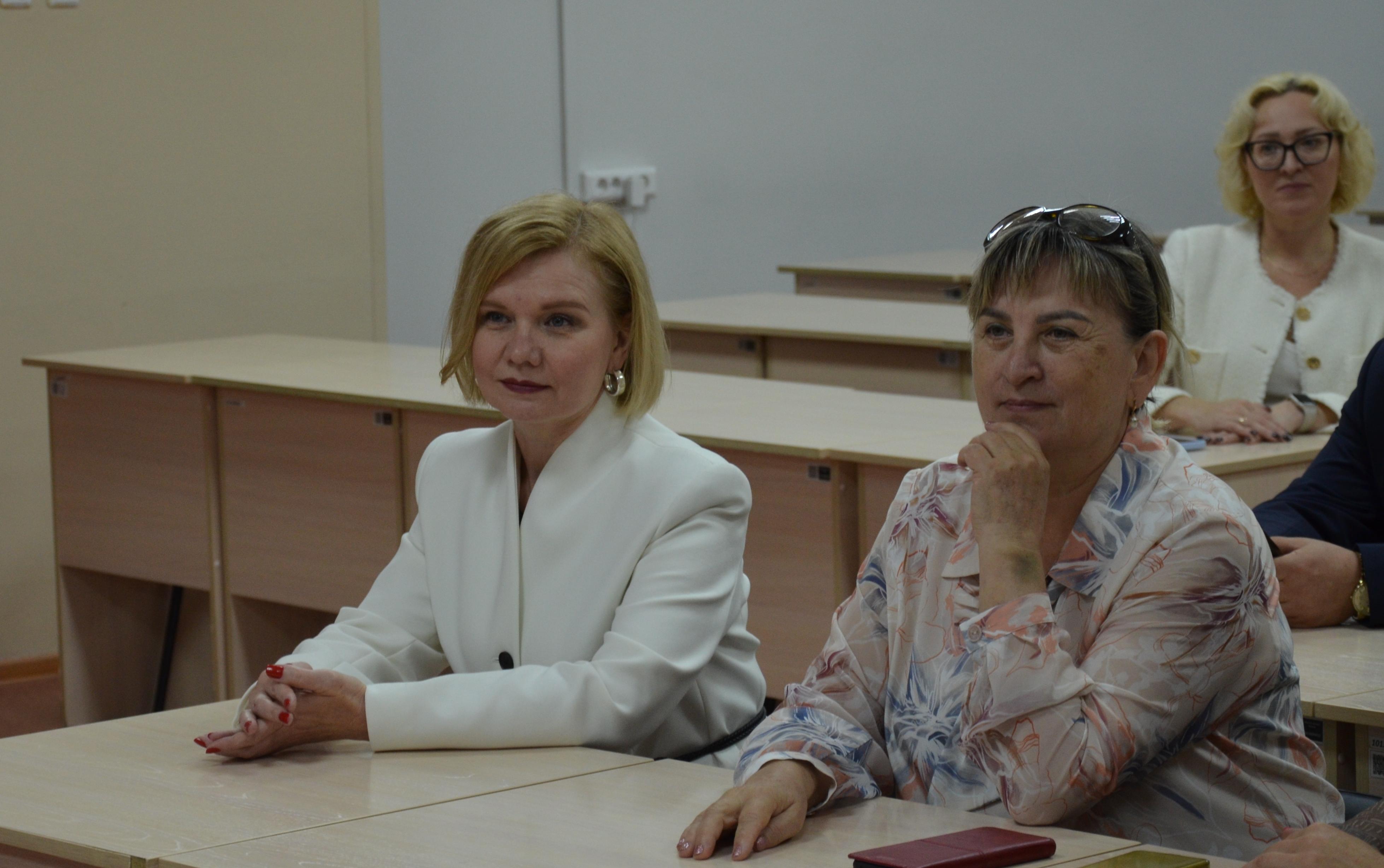 ФОТО к новости: Коллективам ИМиСК НГПУ и университетской библиотеки представили новых директоров