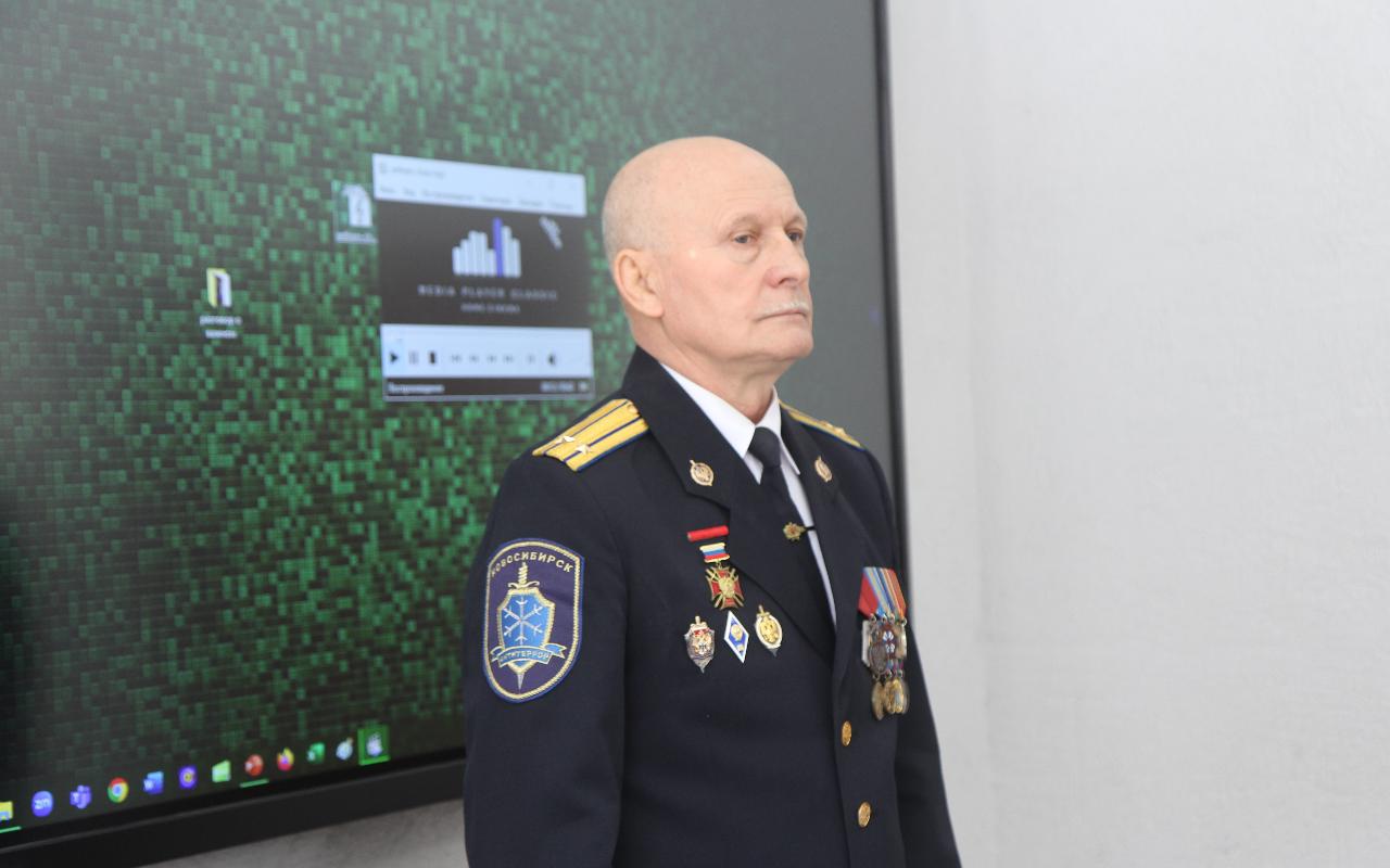 ФОТО к новости: «Не стойте на месте и двигайтесь к цели»: ветеран ФСБ встретился со студентами НГПУ
