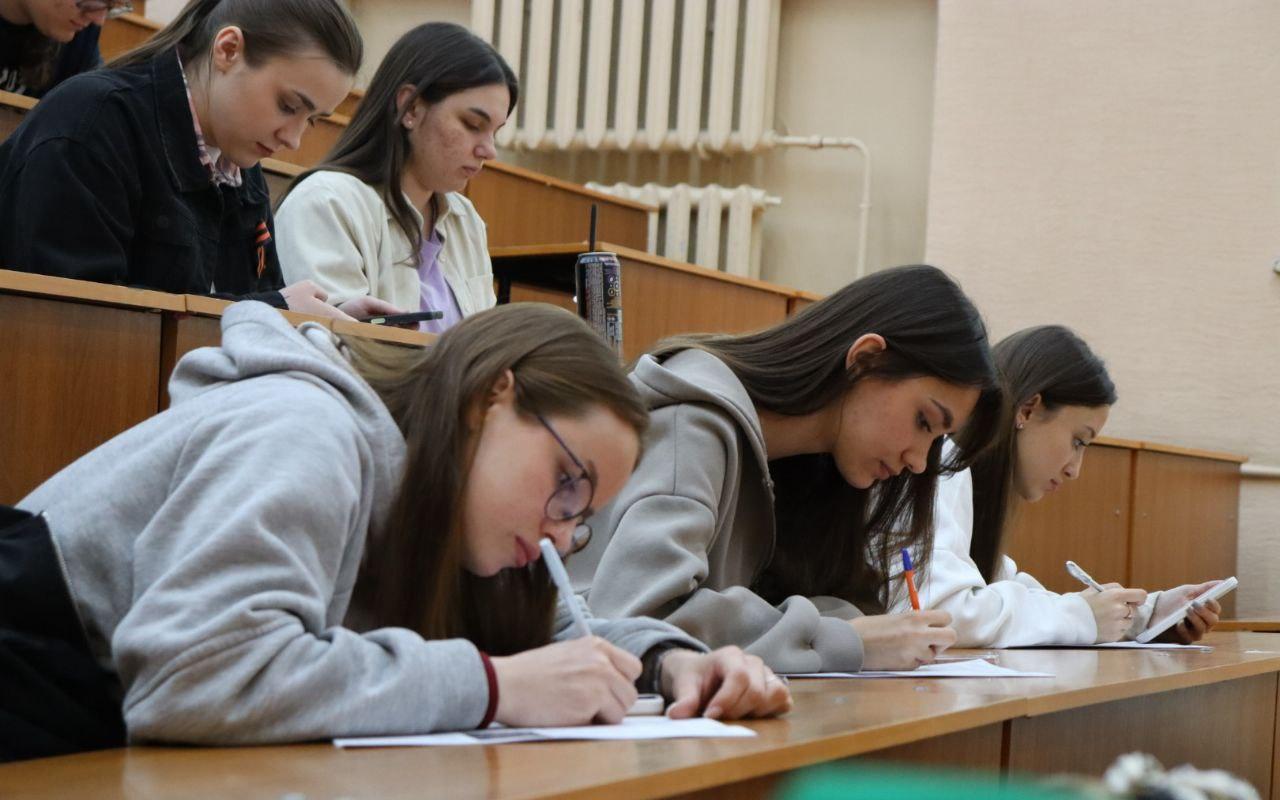 ФОТО к новости: Наука без границ: в НГПУ прошёл Всероссийский химический диктант