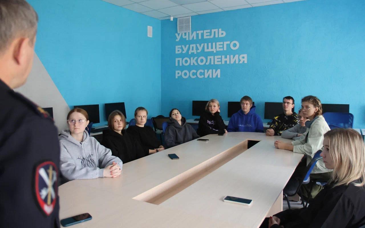 ФОТО к новости: Студенты НГПУ познакомились с работой Информационного центра ГУ МВД 