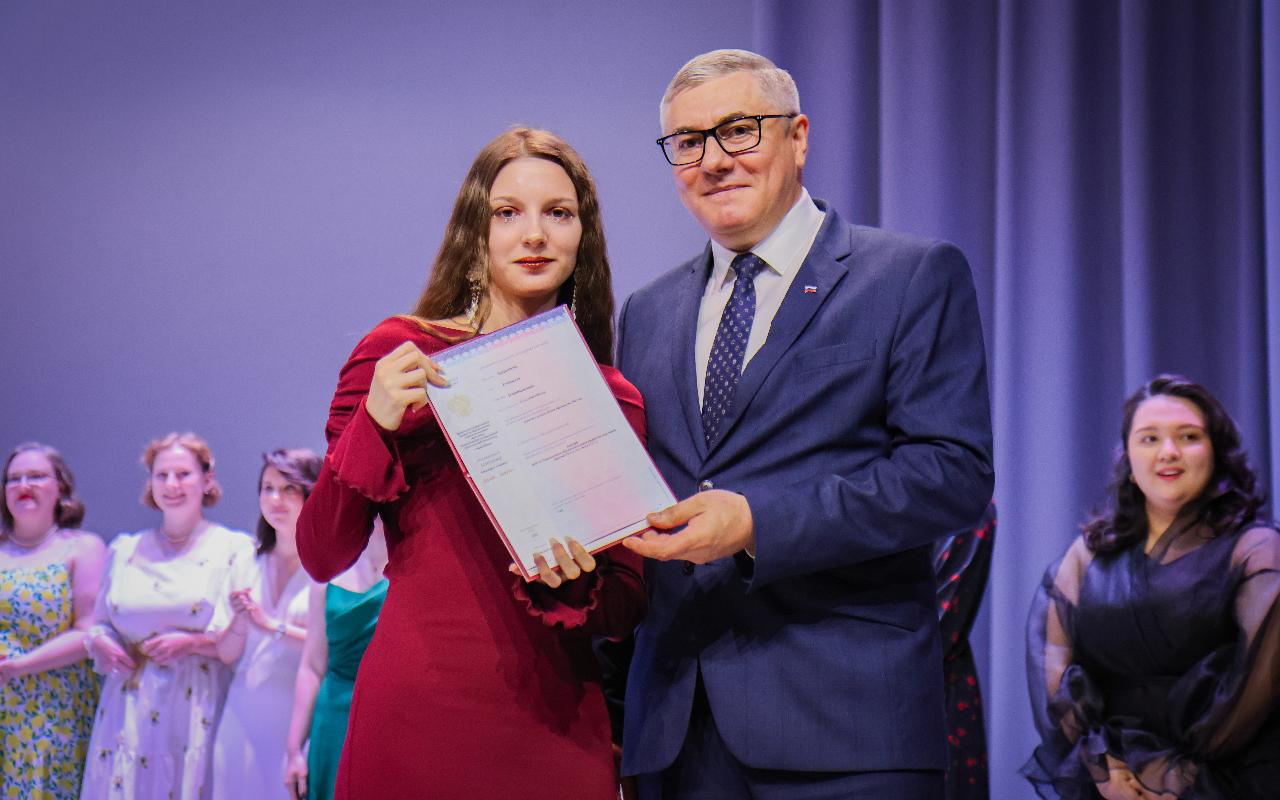 ФОТО к новости: «Вы — будущее России»: в НГПУ состоялось вручение дипломов выпускникам Института истории, гуманитарного и социального образования