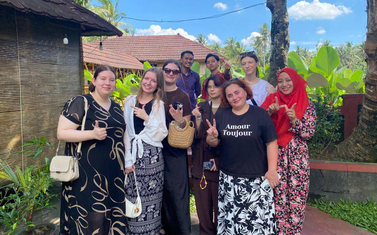 ФОТО к новости: Увидеть, как растёт кофе: делегация НГПУ посетила Индонезию