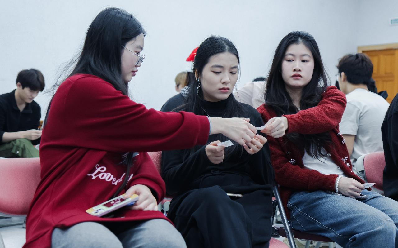 ФОТО к новости: Новый год без границ: как иностранные студенты ИФиМ НГПУ знакомились с русскими традициями