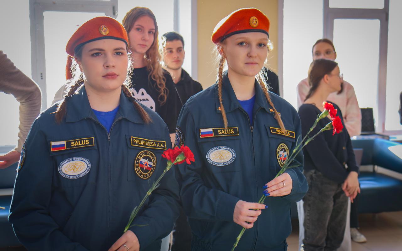 ФОТО к новости: В НГПУ почтили память героев: возложение цветов и урок мужества в День Героев Отечества