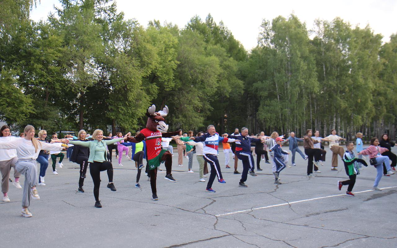 ФОТО к новости: Заряд бодрости и настроения: титулованные спортсмены провели зарядку для коллектива НГПУ 