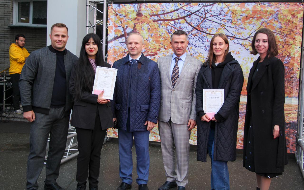 ФОТО к новости: На площади НГПУ отметили «День соседей»