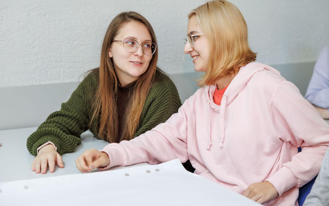 ФОТО к новости: И весело, и серьезно: студенты НГПУ напомнили подрастающему поколению Новосибирска о правилах дорожного движения