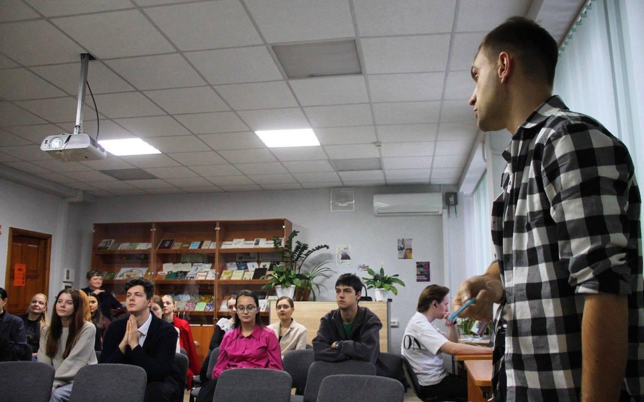 ФОТО к новости: Дневник ПедСибири. Поэтический конкурс «ИСТИНА» в ИФиМ: студенты проверили, способен ли искусственный интеллект заменить живое слово