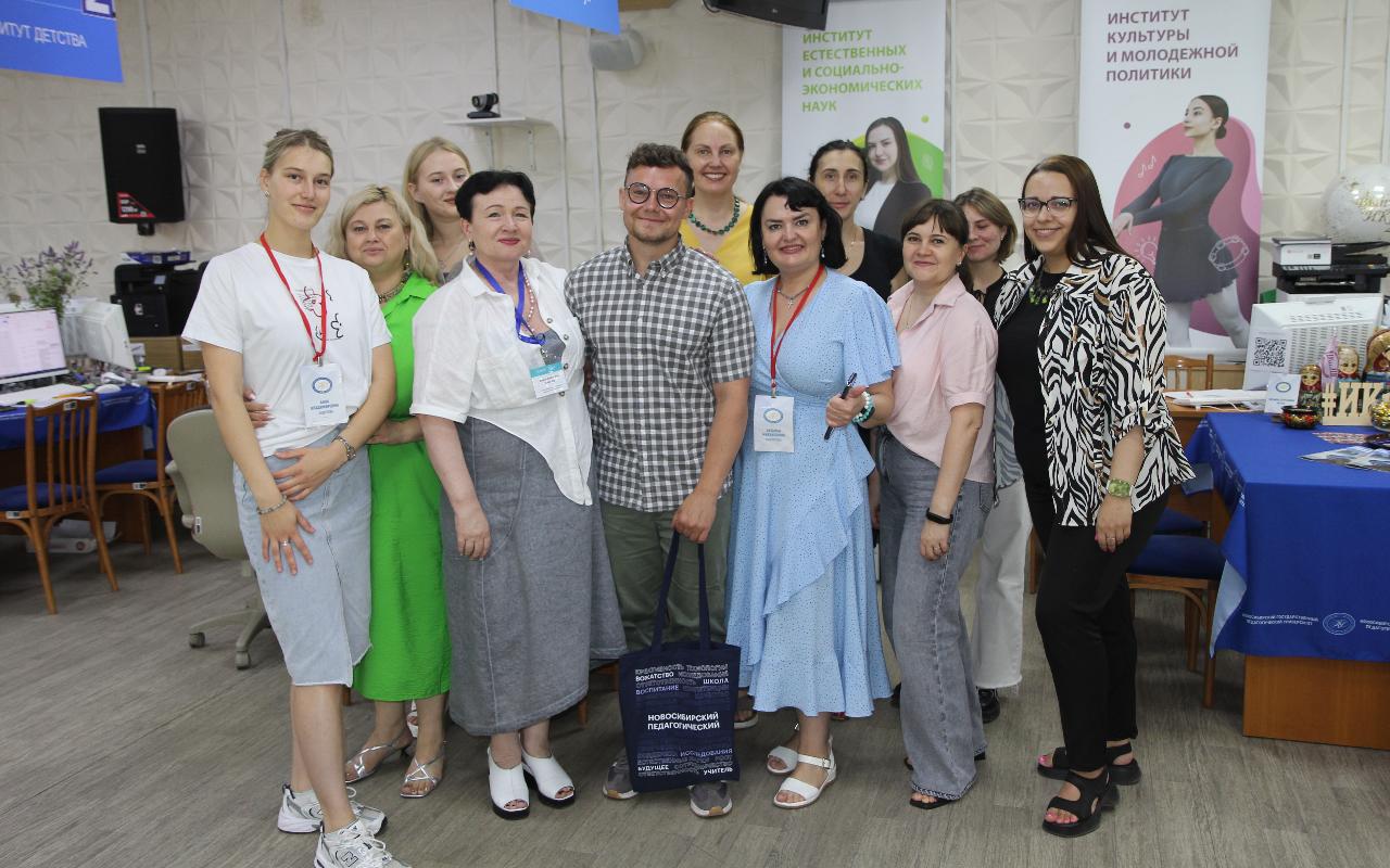 ФОТО к новости: «Учитель года-2024», закончивший НГПУ, будет преподавать физику в классах «Росатома» и напишет задачник на стыке предметного содержания и краеведческого компонента