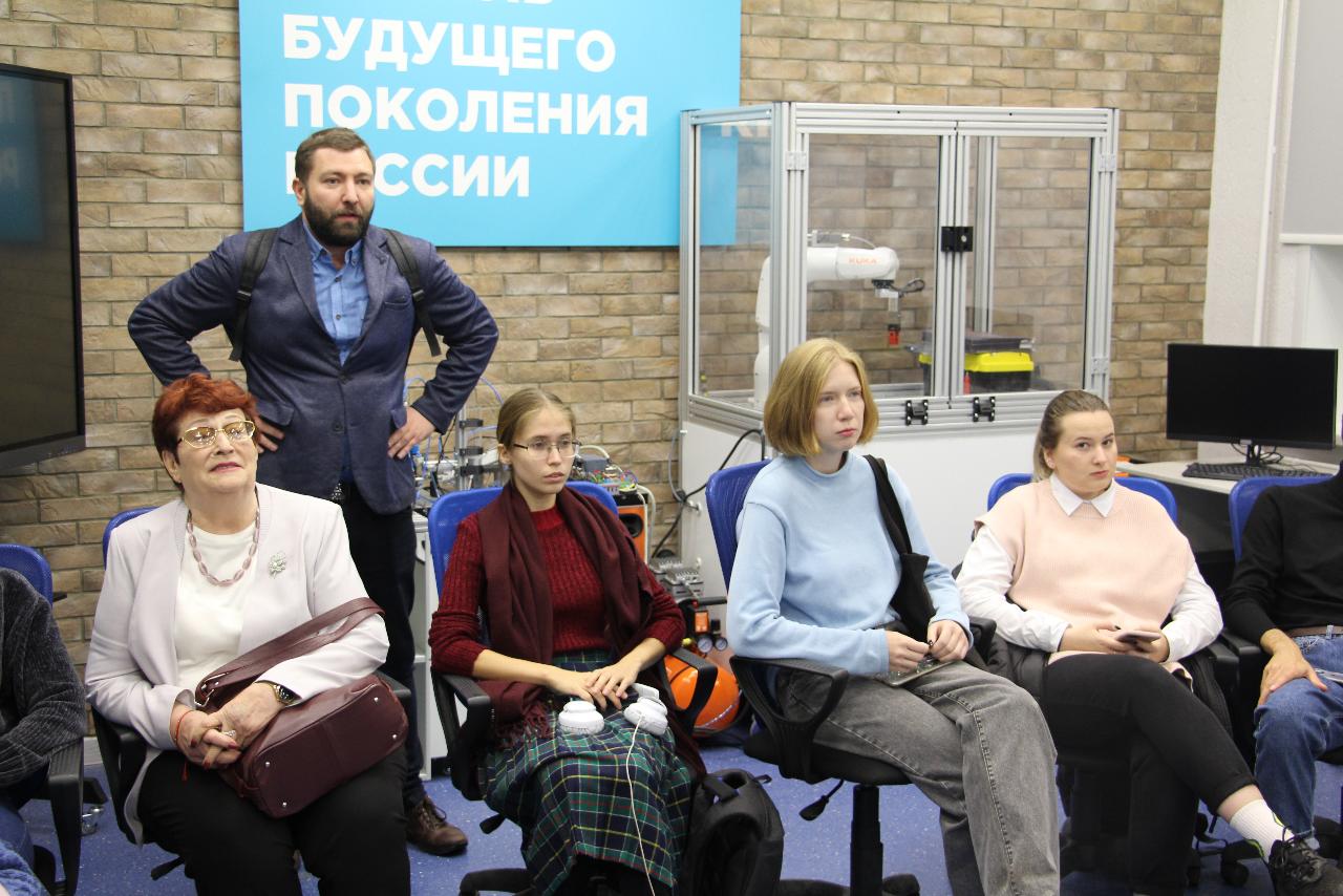 ФОТО к новости: Школы Новосибирска ждут студентов НГПУ