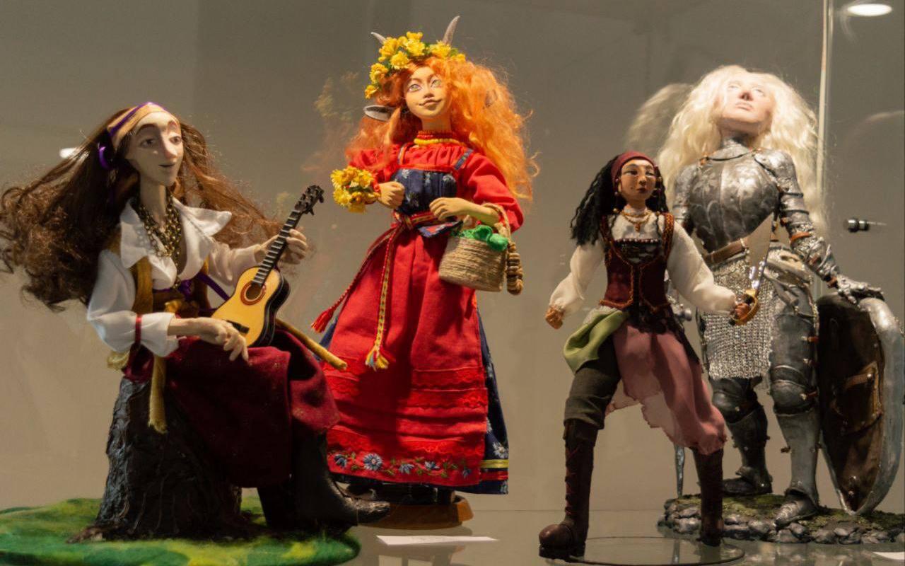 ФОТО к новости: Дневник ПедСибири: «Неслучайные образы». В театре «Глобус» открылась выставка творческих работ студентов и преподавателей НГПУ