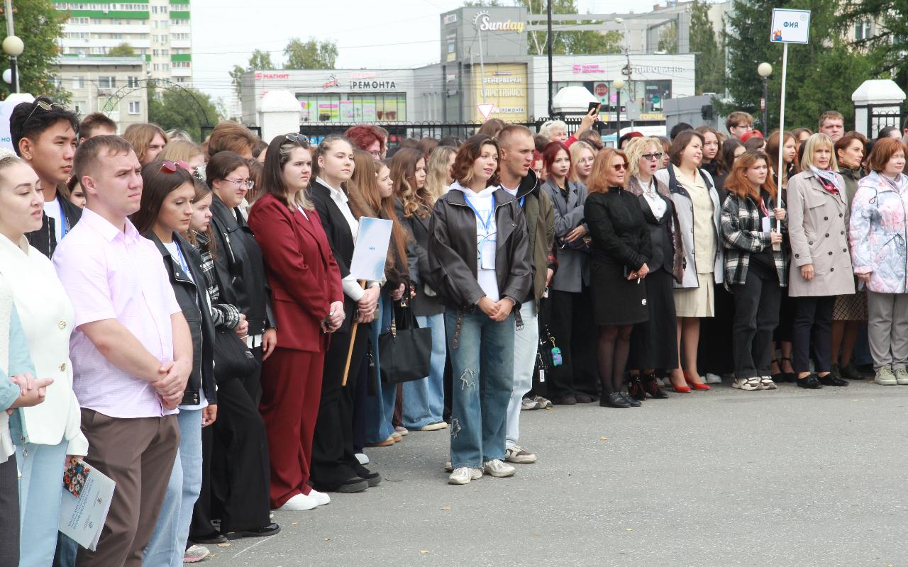 ФОТО к новости: Ректор Сергей Нелюбов поздравил более 3 тысяч первокурсников с поступлением в НГПУ
