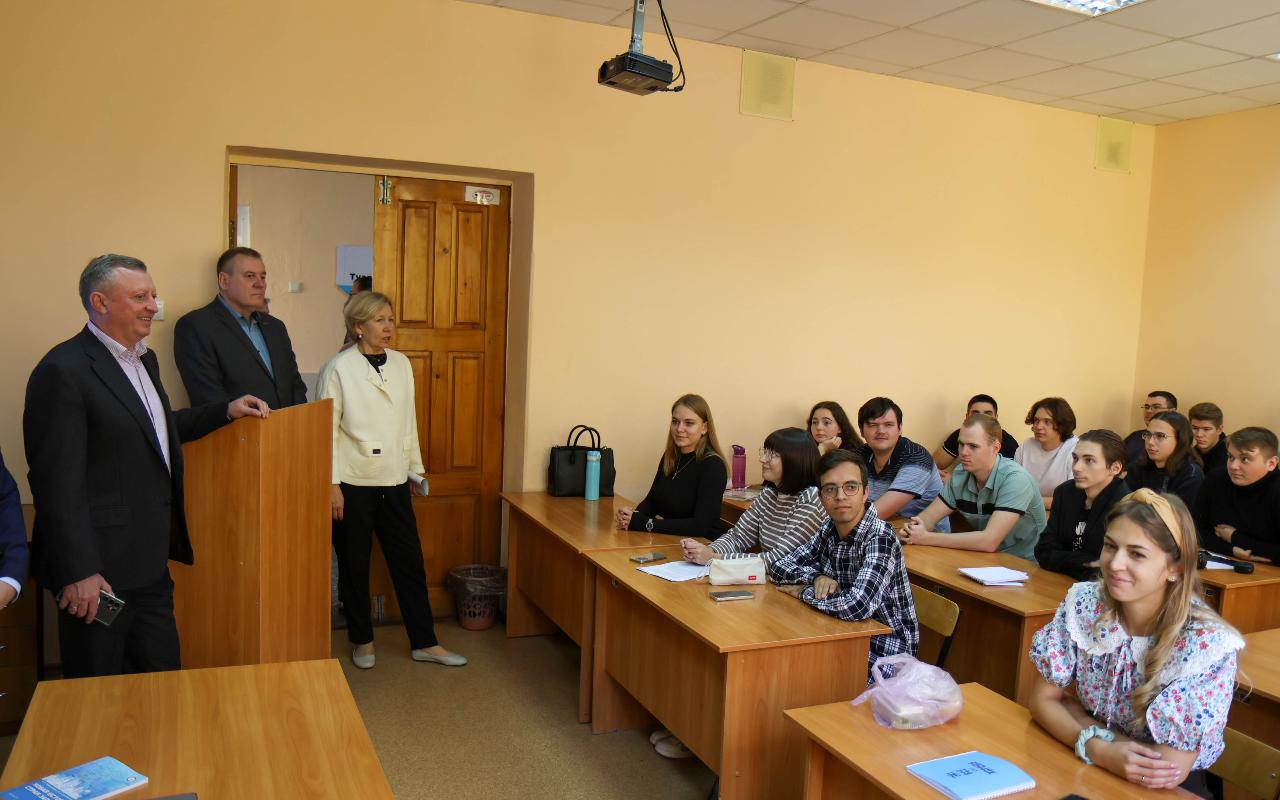 ФОТО к новости: В школе каждый день не похож на предыдущий: и. о. ректора НГПУ Сергей Нелюбов пообщался с будущими историками