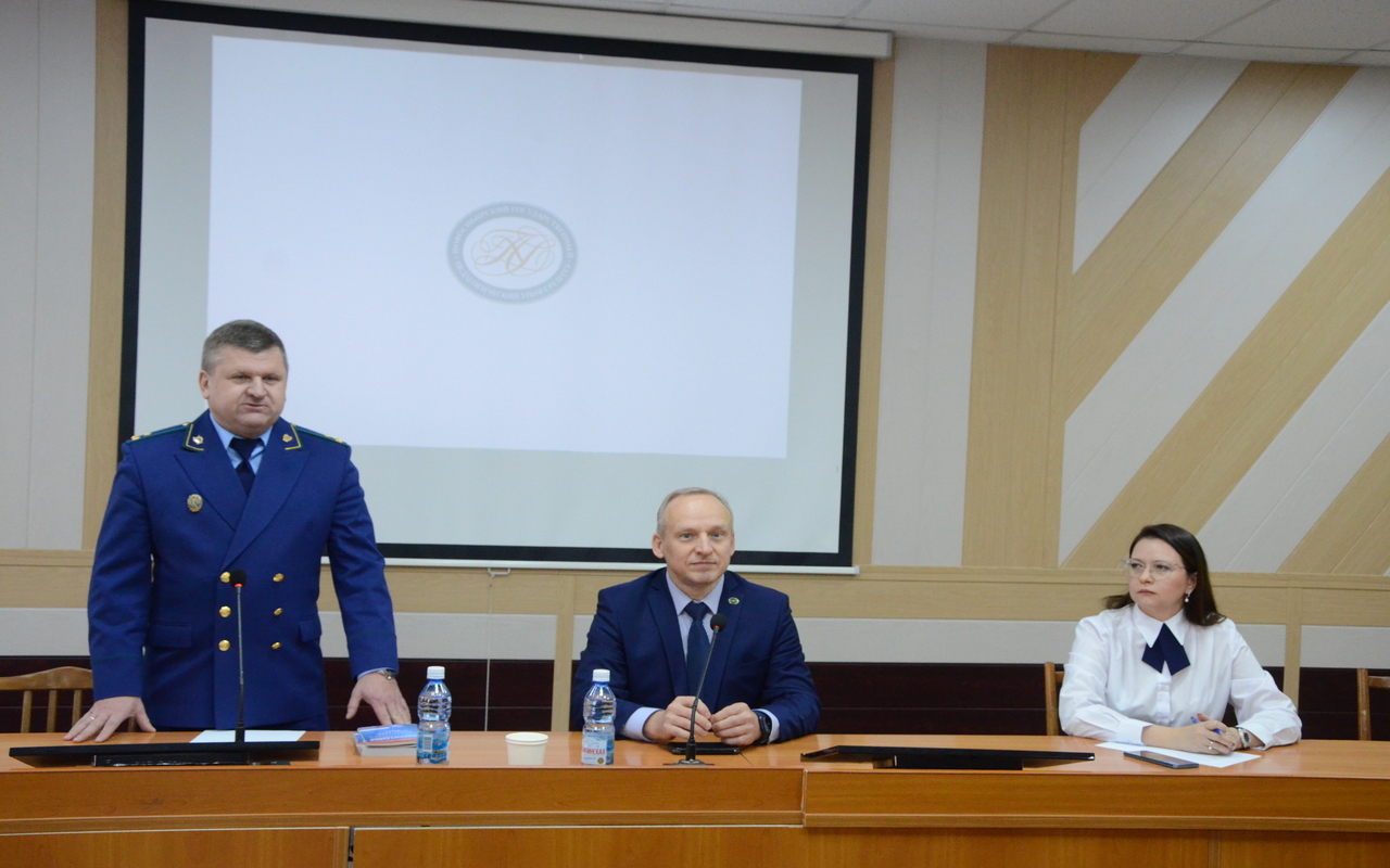 ФОТО к новости: Без барьеров: прокурор Новосибирска ответил на вопросы студентов НГПУ
