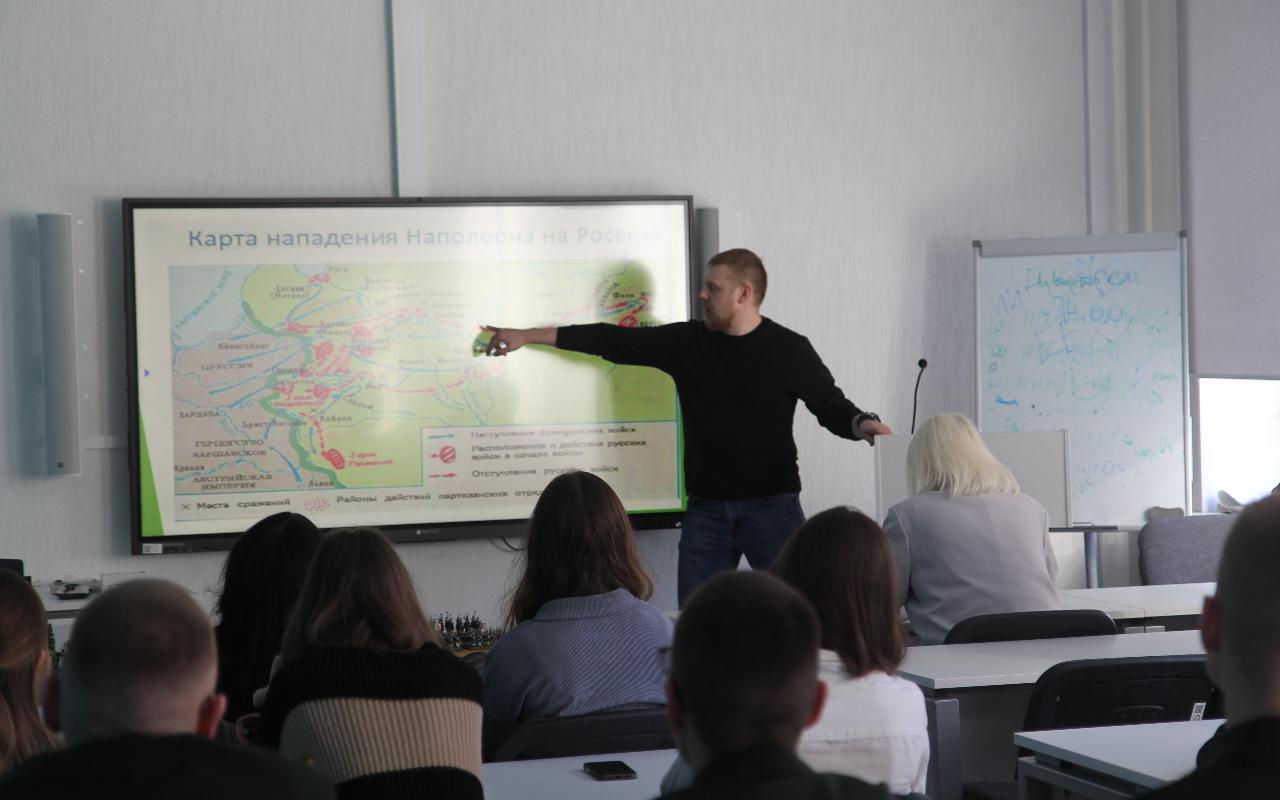 ФОТО к новости: Игрой закрепляем знание истории: для студентов трех вузов в НГПУ провели лекцию и квиз об Отечественной войне 1812 года
