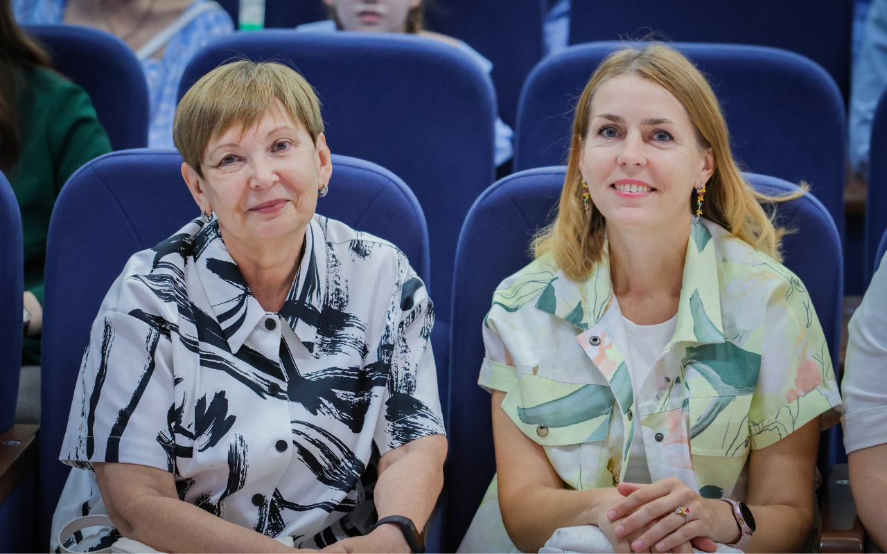 ФОТО к новости: «Слово — наша профессия»: в ИФиМ НГПУ вручили дипломы 167 бакалаврам и магистрам