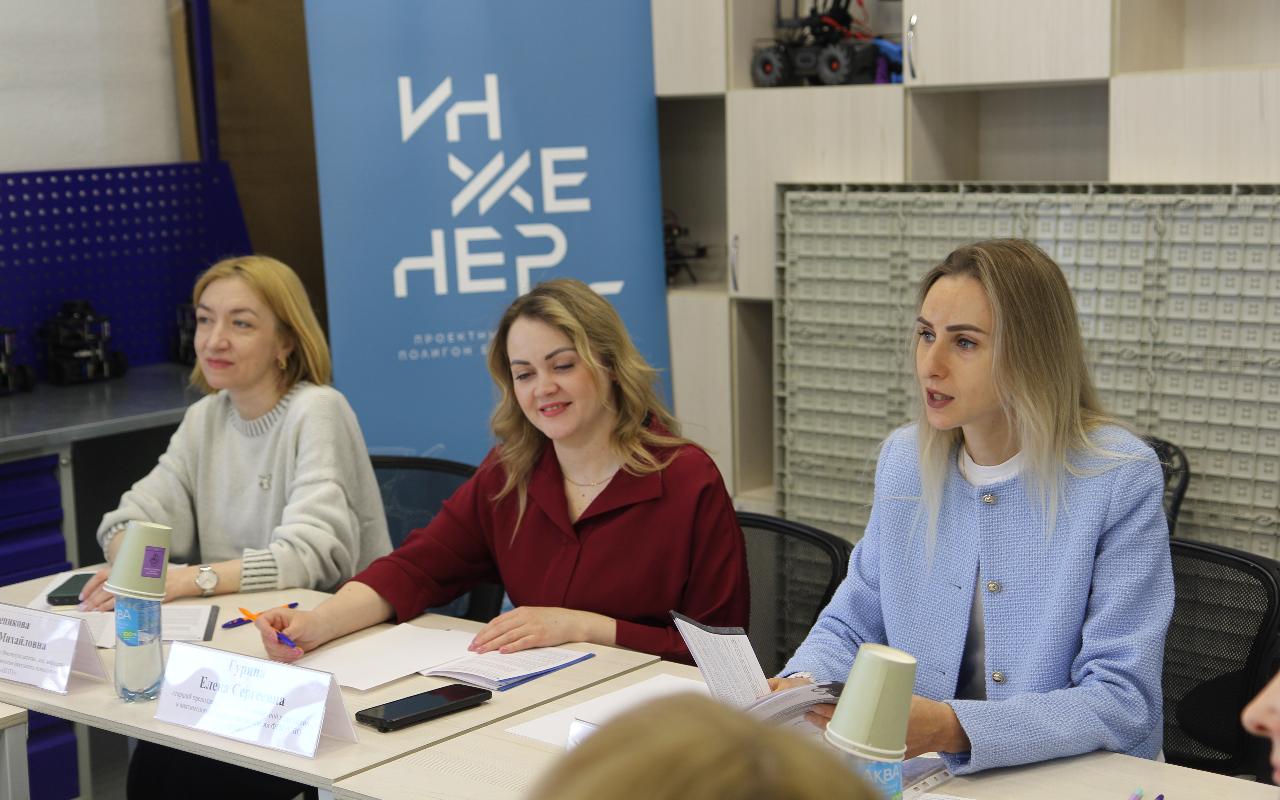 ФОТО к новости: Достойные ответы на вызовы сегодняшнего дня: в НГПУ обсудили социокультурные проблемы человека в меняющемся мире