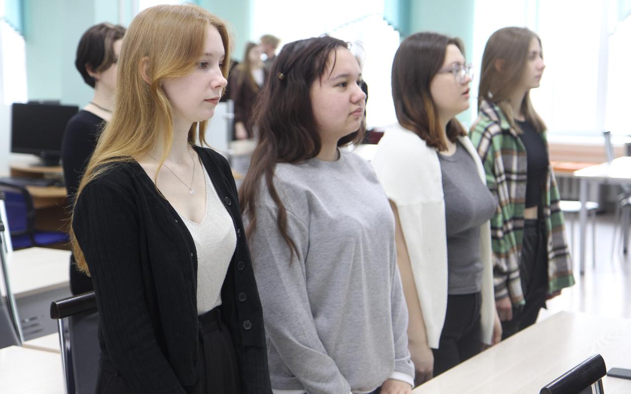 ФОТО к новости: «Если Родина выбрала тебя, ты не можешь ее подвести»: студенты НГПУ встретились с потомственным военным – участником СВО