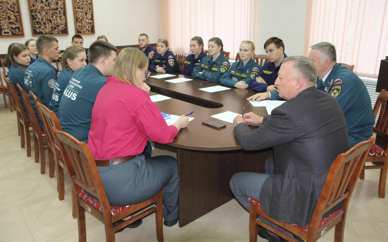 ФОТО к новости: Спасать людей по зову сердца: и.о. ректора НГПУ встретился с представителями отряда «SALUS»