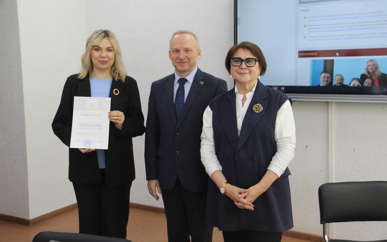 ФОТО к новости: Руководители 12 образовательных учреждений получили в НГПУ сертификаты базовых площадок по апробации и внедрению результатов исследований по темам Минпросвещения России  в 2026 году.