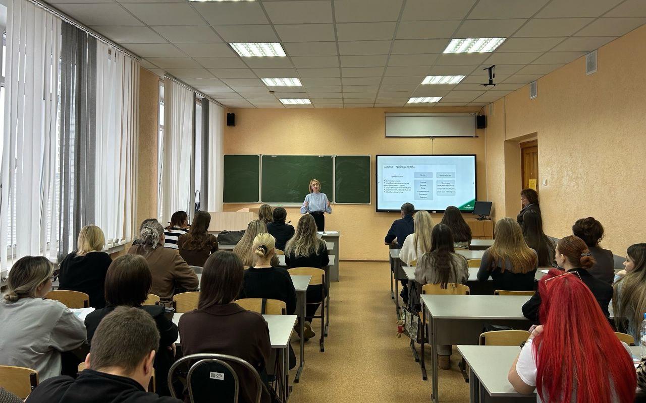 Как предотвратить буллинг в многонациональных школах: в НГПУ прошёл мастер-класс по работе со случаями школьной травли