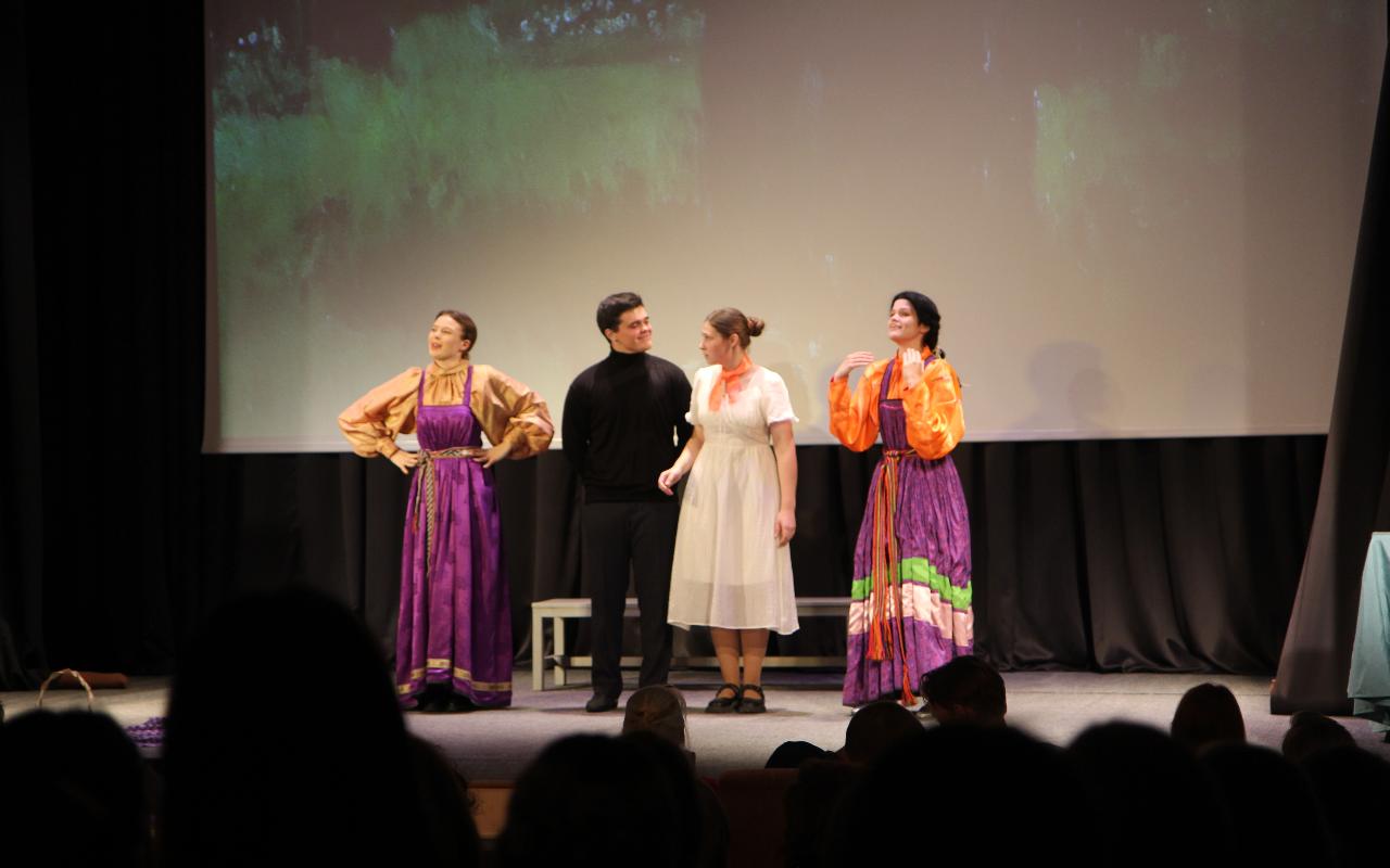 ФОТО к новости: Как оживить «Девочку с персиками»: студенты НГПУ поставили театрализованную программу в художественном музее