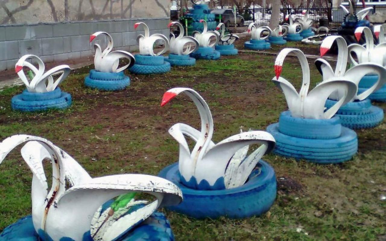 ФОТО к новости: Эколог из НГПУ объяснила, чем вредны «лебеди» и другие украшения дворов из покрышек