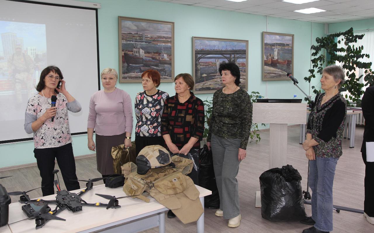 ФОТО к новости: Жизнь во славу Родины: бойцы ОМОНа провели со студентами НГПУ «Разговор о важном»