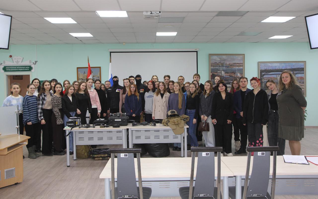 ФОТО к новости: Жизнь во славу Родины: бойцы ОМОНа провели со студентами НГПУ «Разговор о важном»