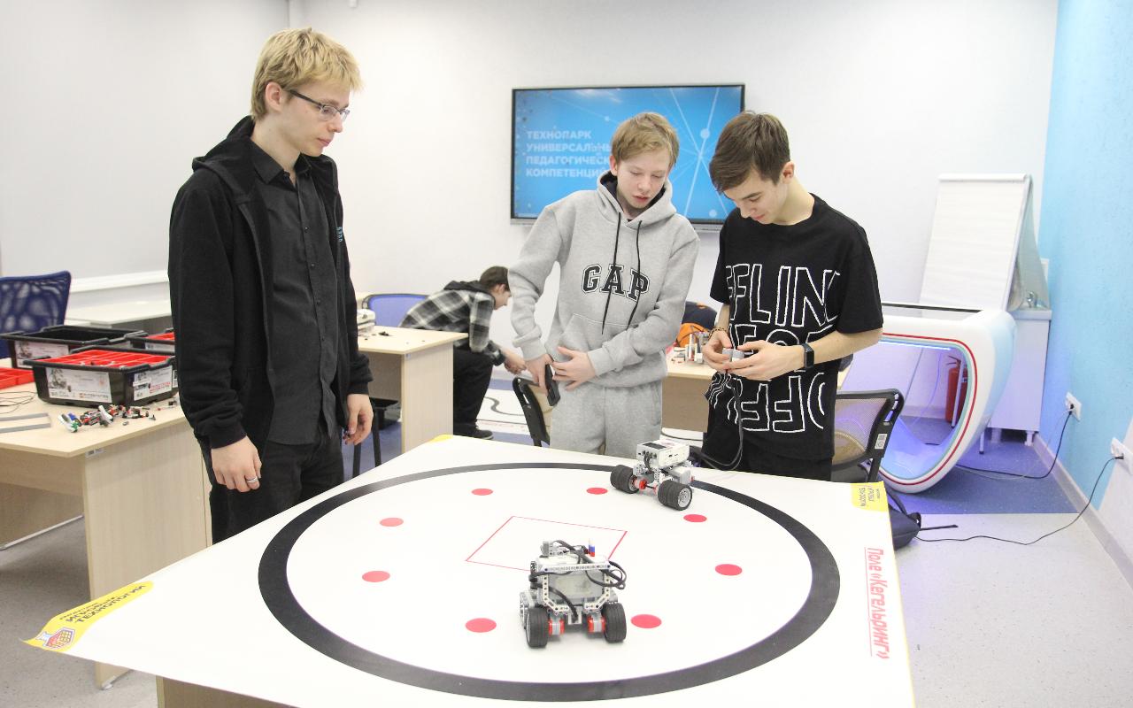 ФОТО к новости: НГПУ на фестивале РобоФинист-2024: студенты вдохновляют школьников на робототехнику