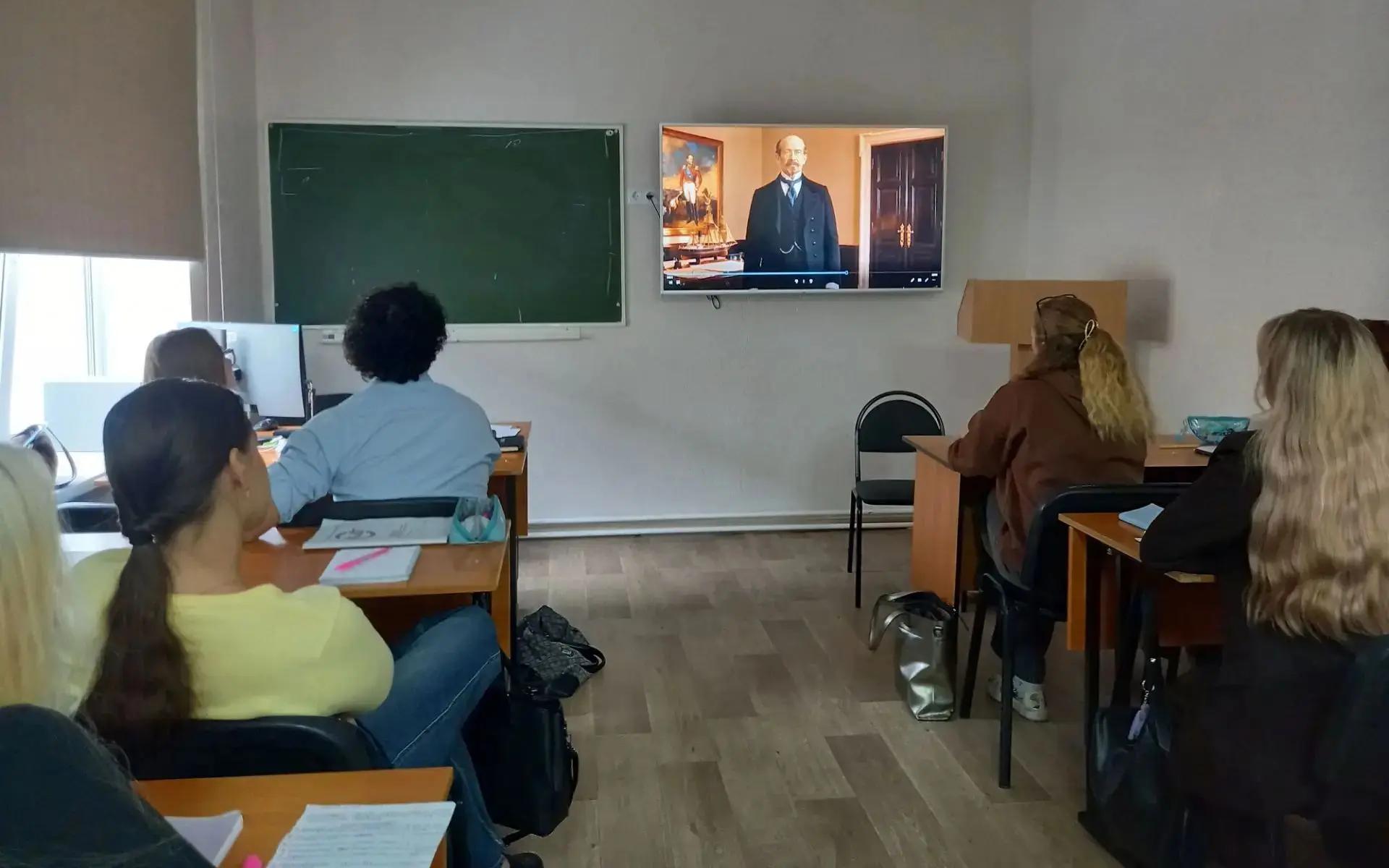 ФОТО к новости: Студенты НГПУ изучили материалы о достижениях страны