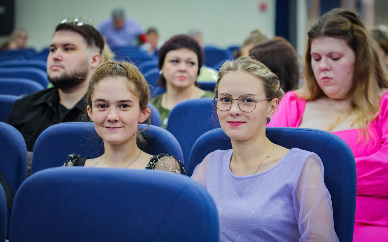 ФОТО к новости: «Слово — наша профессия»: в ИФиМ НГПУ вручили дипломы 167 бакалаврам и магистрам