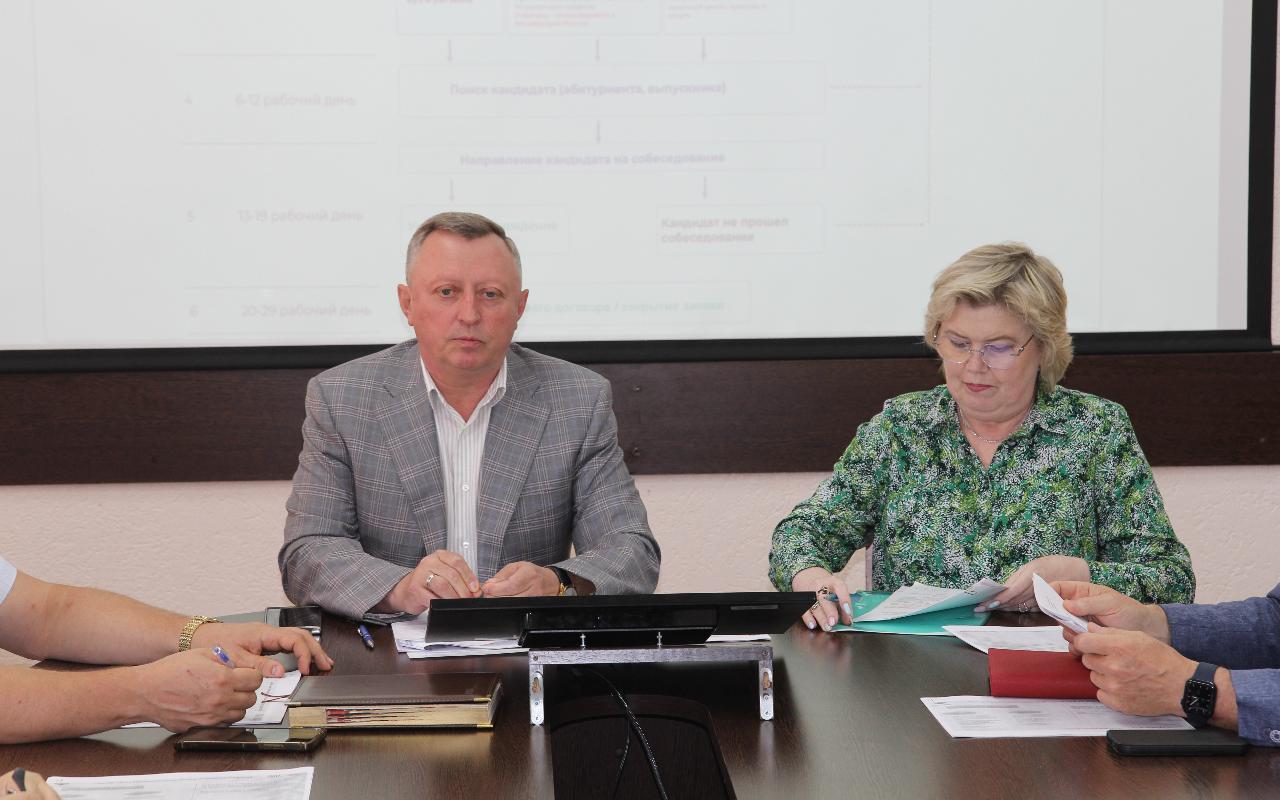 ФОТО к новости: И.о. ректора НГПУ Сергей Нелюбов: «Горячая линия – актуальный механизм решения кадровых вопросов в педагогической сфере региона»