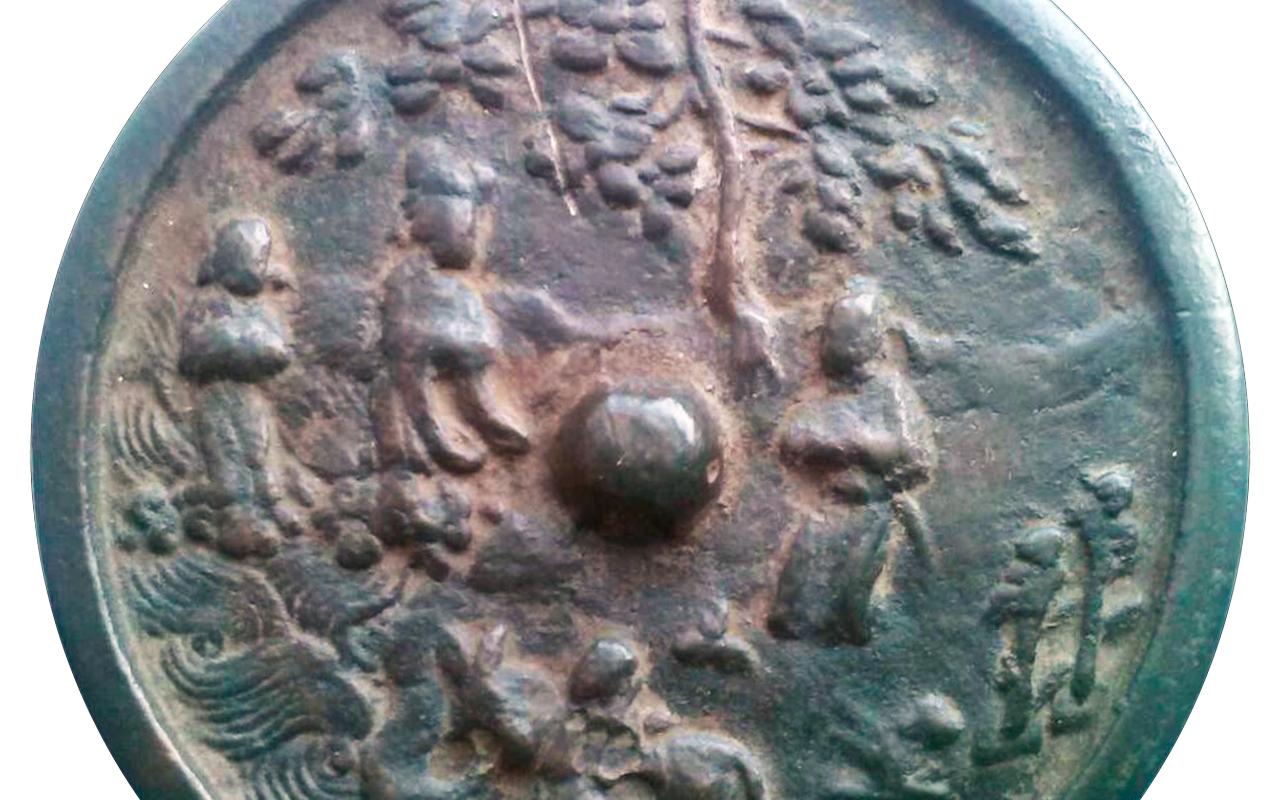 ФОТО к новости: Китайские зеркала помогли профессору НГПУ установить маршруты средневековых торговых путей