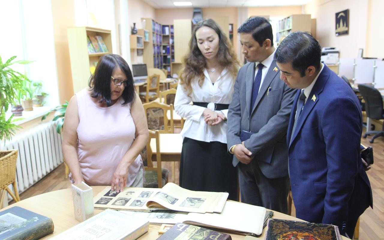 ФОТО к новости: НГПУ и Мьянма: начало сотрудничеству положено