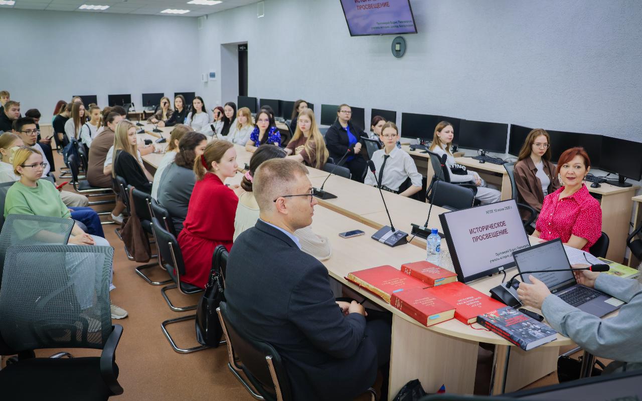 ФОТО к новости: История как основа гражданского самосознания: в НГПУ прошла встреча с протоиереем Борисом Пивоваровым в рамках проекта «Разговоры о важном»